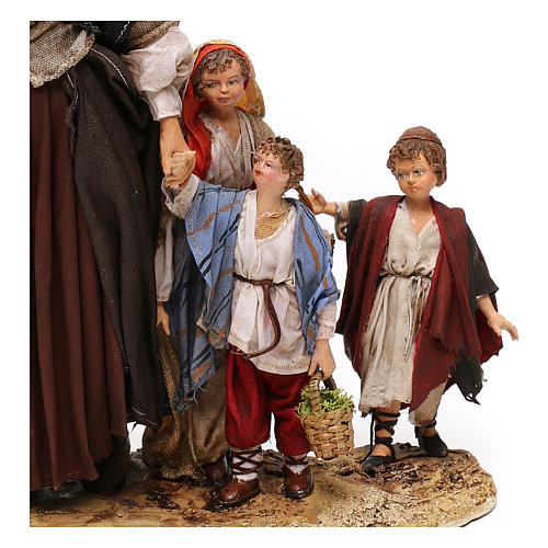 Ältere Frau mit 3 Kindern, für 30 cm Krippe von Angela Tripi, Terrakotta 4