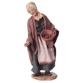 Mulher idosa com sementes para presépio Angela Tripi com figuras de 30 cm de altura média