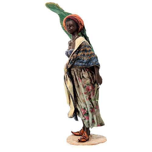 Femme avec feuilles de bananier crèche Tripi 30 cm 3