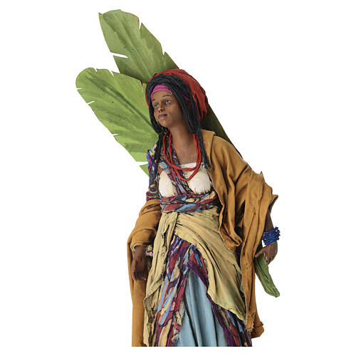 Mulher com folhas de bananeira para presépio Angela Tripi com figuras de 30 cm de altura média 2