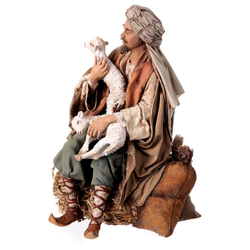 Sitzender Hirte mit Schäfchen, für 30 cm Krippe von Angela Tripi, Terrakotta 3