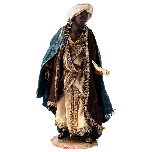 Rei Mago de pé com presente para presépio de Angela Tripi com figuras de 13 cm de altura média 1
