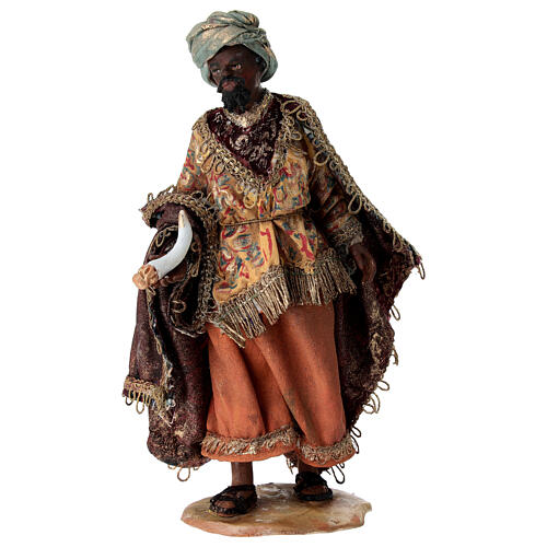 Rei Mago de pé com presente para presépio de Angela Tripi com figuras de 13 cm de altura média 2