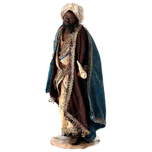 Rei Mago de pé com presente para presépio de Angela Tripi com figuras de 13 cm de altura média 3