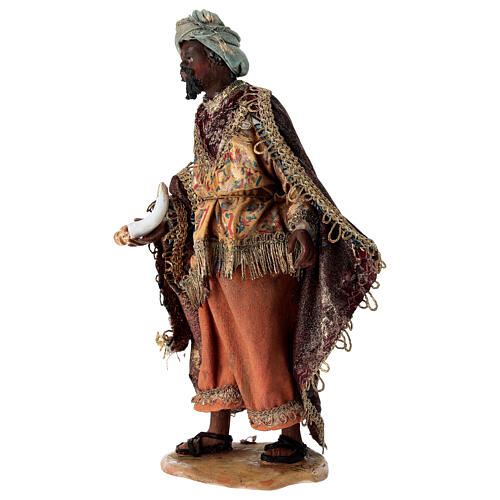 Rei Mago de pé com presente para presépio de Angela Tripi com figuras de 13 cm de altura média 4