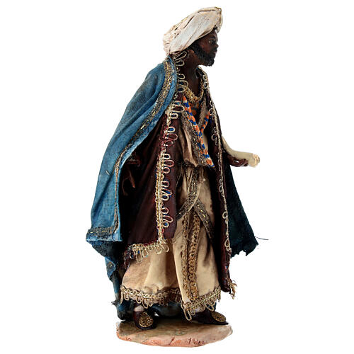 Rei Mago de pé com presente para presépio de Angela Tripi com figuras de 13 cm de altura média 5
