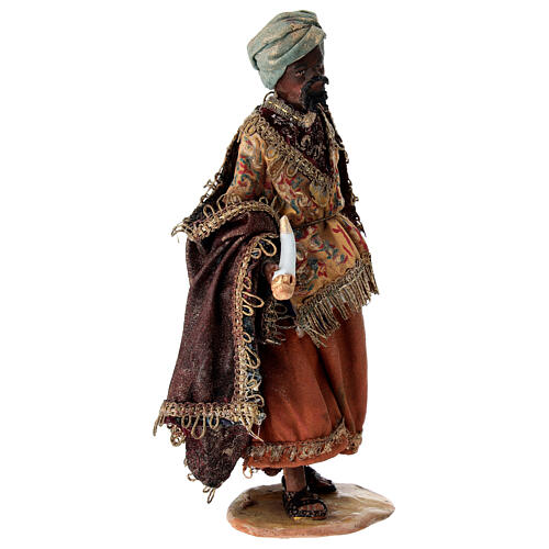Rei Mago de pé com presente para presépio de Angela Tripi com figuras de 13 cm de altura média 6