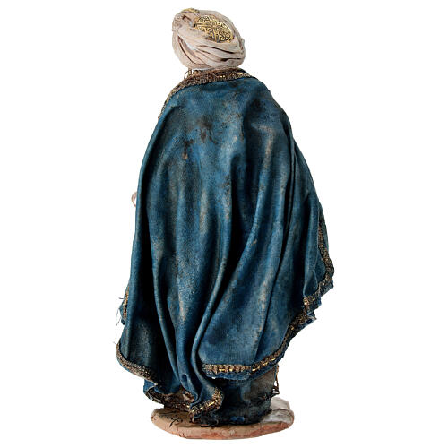 Rei Mago de pé com presente para presépio de Angela Tripi com figuras de 13 cm de altura média 7