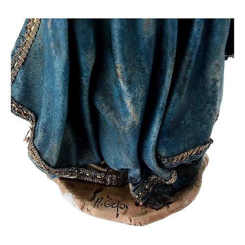 Rei Mago de pé com presente para presépio de Angela Tripi com figuras de 13 cm de altura média 9