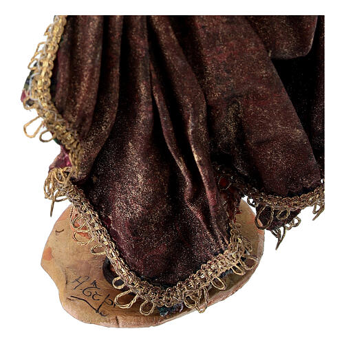 Rei Mago de pé com presente para presépio de Angela Tripi com figuras de 13 cm de altura média 10