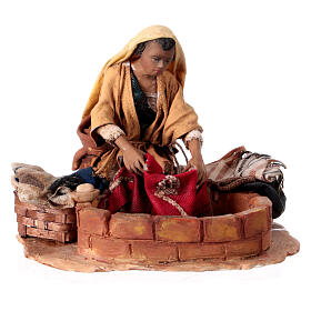 Kniende Frau beim Waschen, für 13 cm Krippe von Angela Tripi, Terrakotta