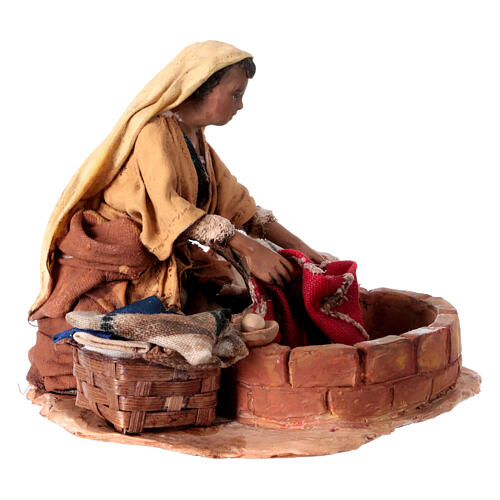 Kniende Frau beim Waschen, für 13 cm Krippe von Angela Tripi, Terrakotta 3