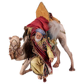 Rei Mago desmontando de camelo para presépio Angela Tripi com figuras de altura média 18 cm