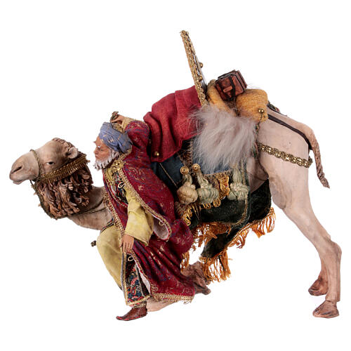 Rei Mago desmontando de camelo para presépio Angela Tripi com figuras de altura média 18 cm 6
