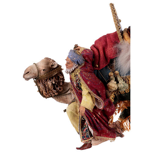 Rei Mago desmontando de camelo para presépio Angela Tripi com figuras de altura média 18 cm 8