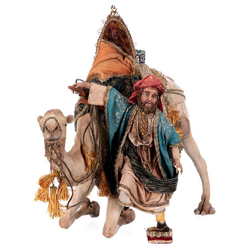 Rei Mago desmontando de camelo para presépio Angela Tripi com figuras de altura média 18 cm 24