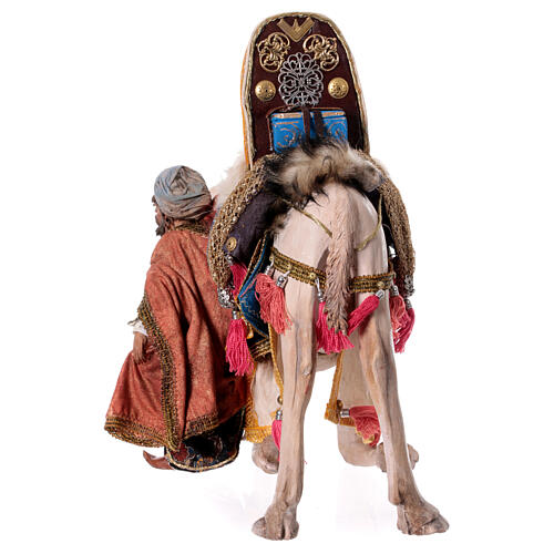 Rei Mago desmontando de camelo para presépio Angela Tripi com figuras de altura média 18 cm 9