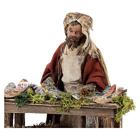 Fischhändler mit Verkaufsstand, für 13 cm Krippe von Angela Tripi, Terrakotta