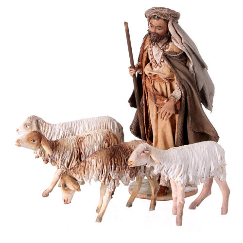 Pastor com ovelhas para presépio Angela Tripi com figuras de 13 cm de altura média 3