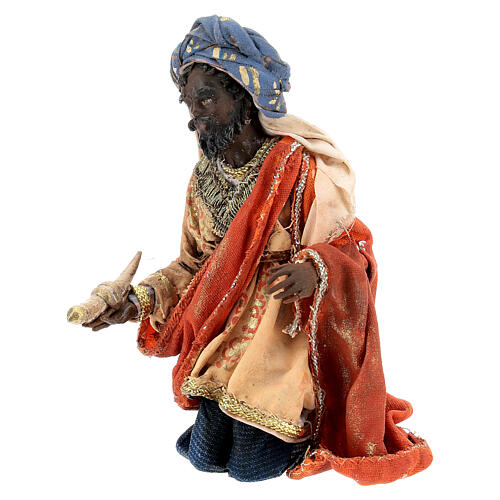 Kniender Heiliger König, für 13 cm Krippe von Angela Tripi, Terrakotta 3