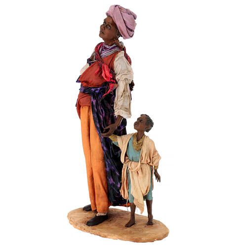 Femme maure avec enfant main dans la main 30 cm Tripi 5