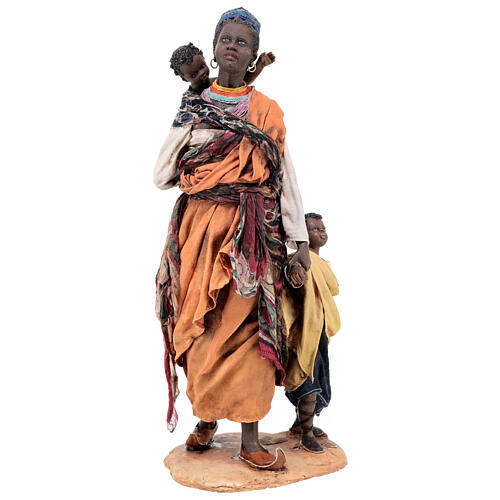 Mulher negra com duas crianças Presépio Angela Tripi com figuras de altura média 30 cm 1