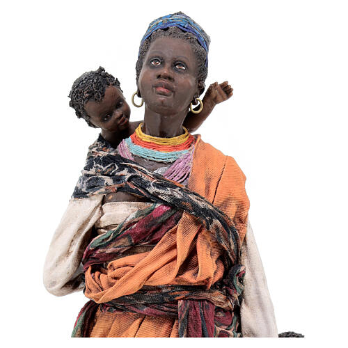 Mulher negra com duas crianças Presépio Angela Tripi com figuras de altura média 30 cm 2