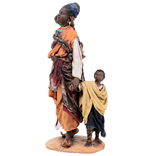 Mulher negra com duas crianças Presépio Angela Tripi com figuras de altura média 30 cm 3