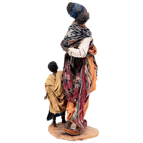 Mulher negra com duas crianças Presépio Angela Tripi com figuras de altura média 30 cm 7