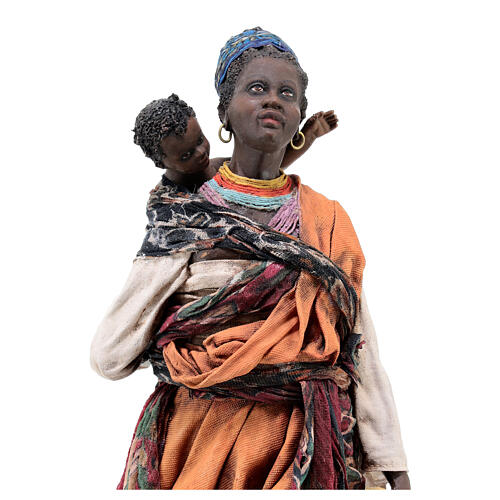 Mulher negra com duas crianças Presépio Angela Tripi com figuras de altura média 30 cm 8