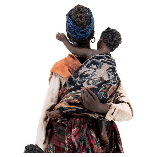 Mulher negra com duas crianças Presépio Angela Tripi com figuras de altura média 30 cm 10