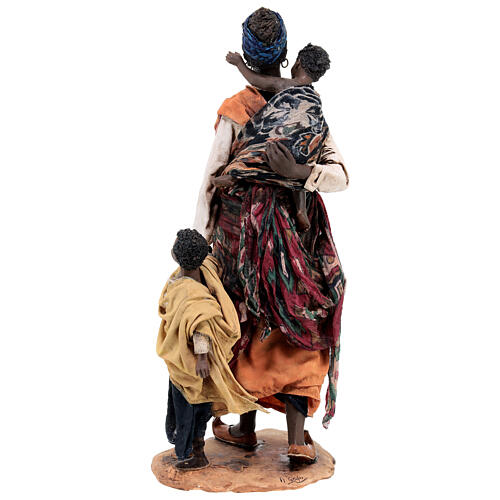 Mulher negra com duas crianças Presépio Angela Tripi com figuras de altura média 30 cm 11