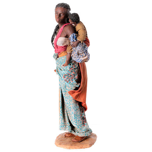 Mulher andando com criança nos braços Presépio Angela Tripi com figuras de altura média 30 cm 3