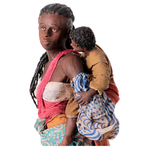 Mulher andando com criança nos braços Presépio Angela Tripi com figuras de altura média 30 cm 6
