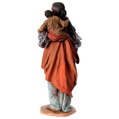 Mulher andando com criança nos braços Presépio Angela Tripi com figuras de altura média 30 cm 8