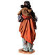 Mulher andando com criança nos braços Presépio Angela Tripi com figuras de altura média 30 cm s8