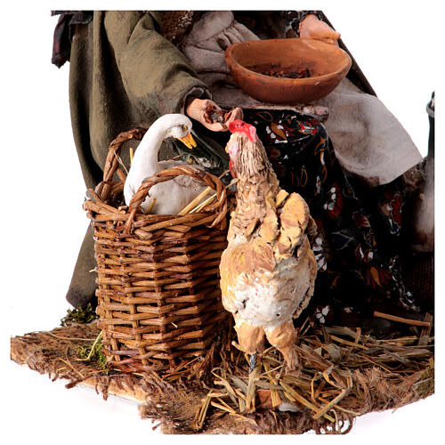 Kobieta siedząca z kurą, szopka 30 cm, Tripi 8