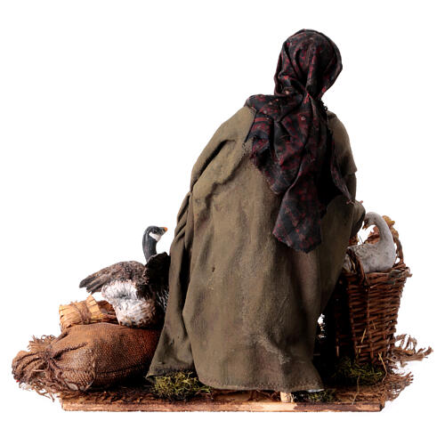 Kobieta siedząca z kurą, szopka 30 cm, Tripi 9