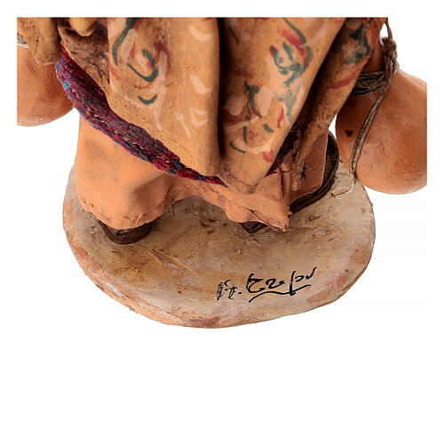 Hirtin, zwei Krüge tragend, für 18 cm Krippe von Angela Tripi, Terrakotta 7