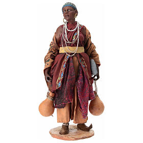 Mulher negra com jarras Presépio Angela Tripi com figuras de altura média 18 cm