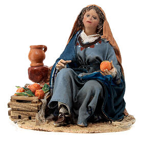 Marktfrau an einer Mauer sitzend, für 13 cm Krippe von Angela Tripi, Terrakotta