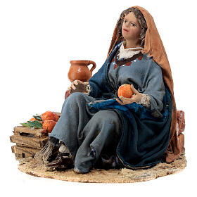 Marktfrau an einer Mauer sitzend, für 13 cm Krippe von Angela Tripi, Terrakotta