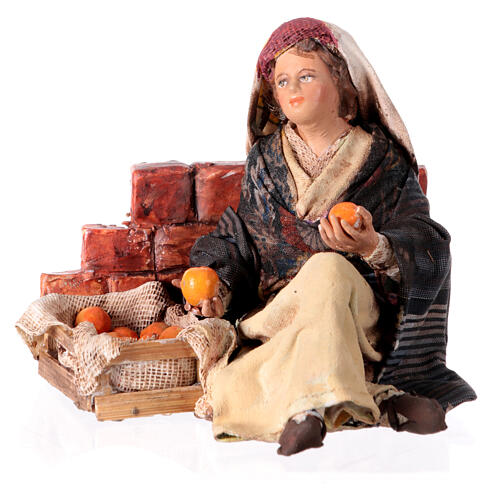 Marktfrau an einer Mauer sitzend, für 13 cm Krippe von Angela Tripi, Terrakotta 1