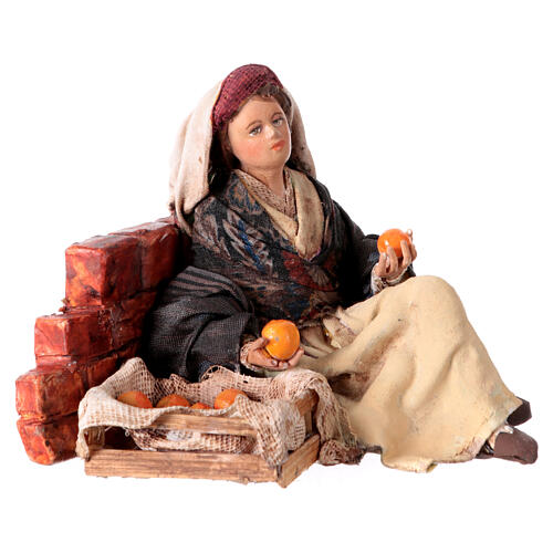Marktfrau an einer Mauer sitzend, für 13 cm Krippe von Angela Tripi, Terrakotta 2