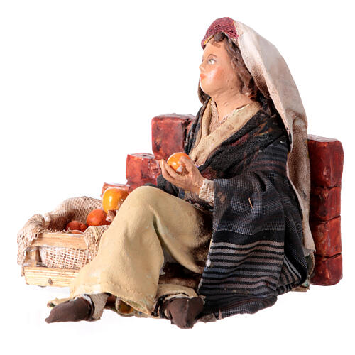 Marktfrau an einer Mauer sitzend, für 13 cm Krippe von Angela Tripi, Terrakotta 3