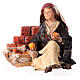Marktfrau an einer Mauer sitzend, für 13 cm Krippe von Angela Tripi, Terrakotta s1