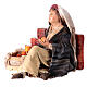Marktfrau an einer Mauer sitzend, für 13 cm Krippe von Angela Tripi, Terrakotta s3