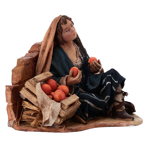 Mulher sentada contra o muro Presépio Angela Tripi com figuras de altura média 13 cm 3