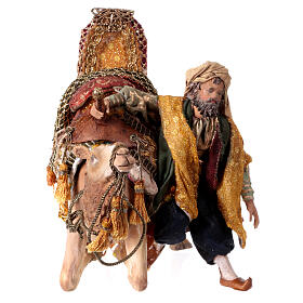 Rei Mago baixando de camelo Presépio Angela Tripi com figuras de altura média 13 cm