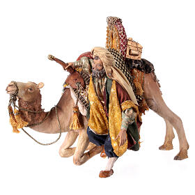 Rei Mago baixando de camelo Presépio Angela Tripi com figuras de altura média 13 cm